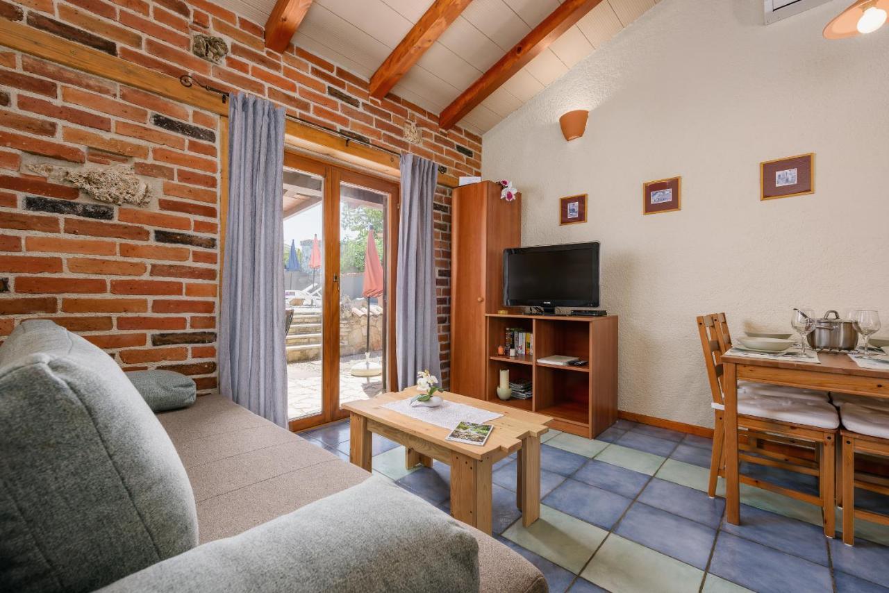 Apartment With Pool Višnjan Eksteriør bilde