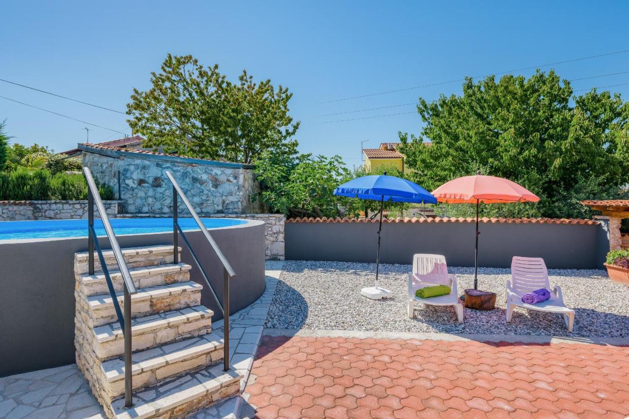 Apartment With Pool Višnjan Eksteriør bilde