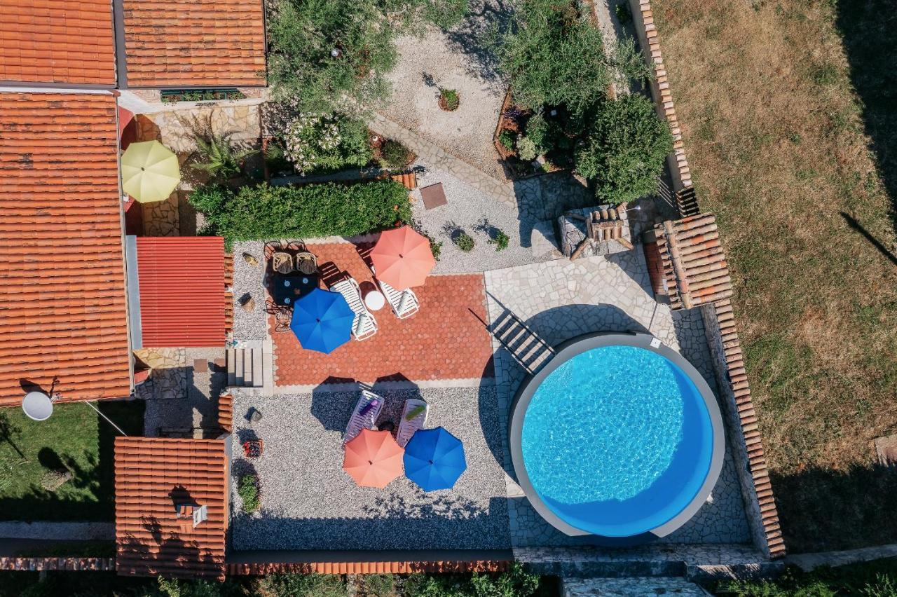 Apartment With Pool Višnjan Eksteriør bilde