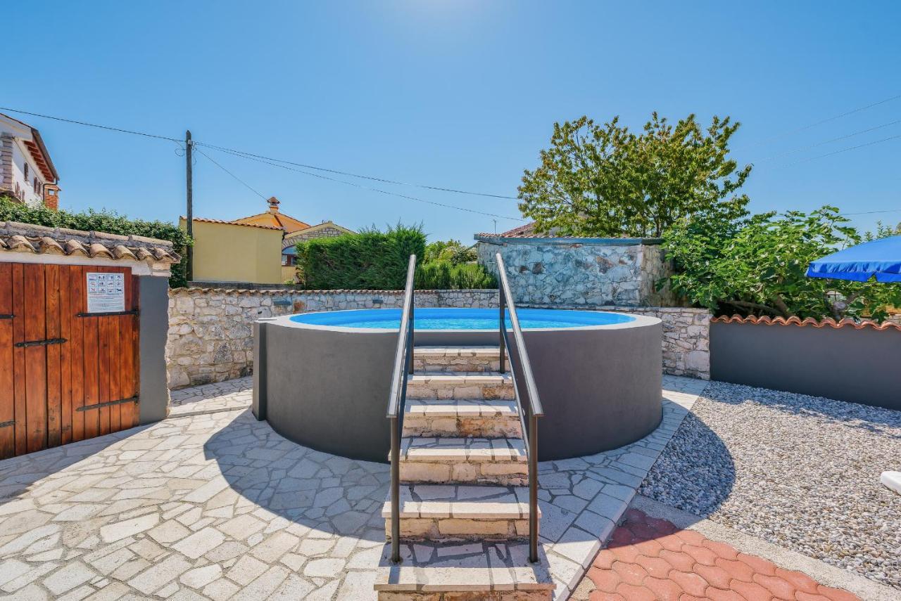 Apartment With Pool Višnjan Eksteriør bilde